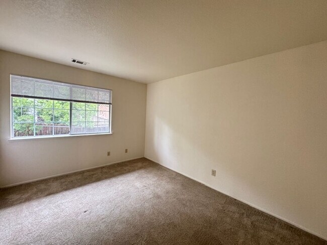 Building Photo - Wonderful 3 bedroom Tri-level townhome wit...