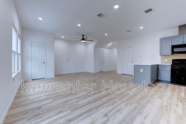 Building Photo - 8203 Woodlyn Rd