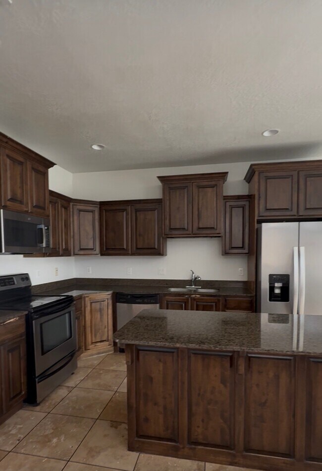 Building Photo - 865 S Pheasant Run Dr