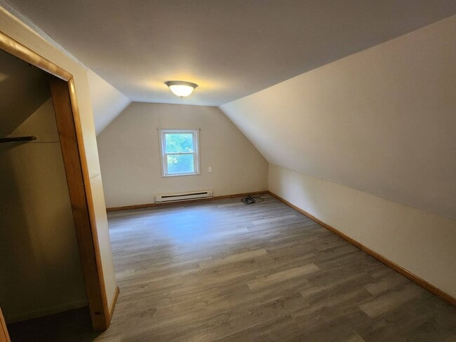 Building Photo - Charming 3-Bedroom Property in Prime Location