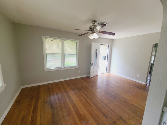 Building Photo - Three Bedroom One Bathroom Cottage in Palmetto Park, St. Petersburg
