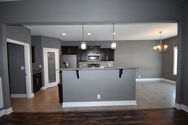 Building Photo - 4 Bedroom 2 Bath Pet Friendly Home For Rent!