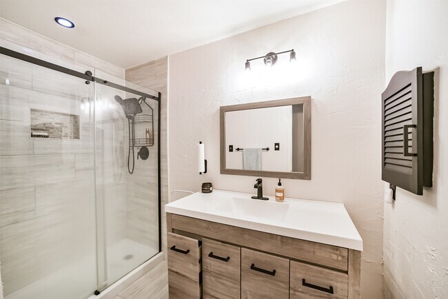 Building Photo - 15519 Montesa Dr