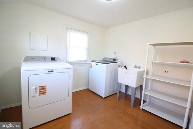 Building Photo - 407 N Horners Ln