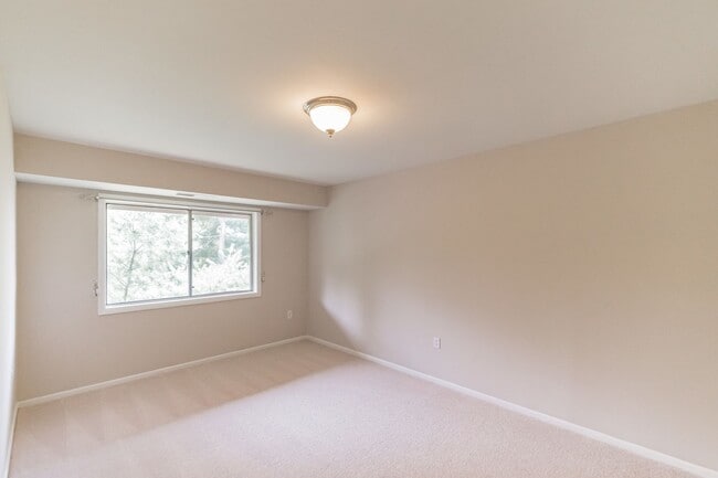 Building Photo - Updated Condo in the Heart of Vienna!