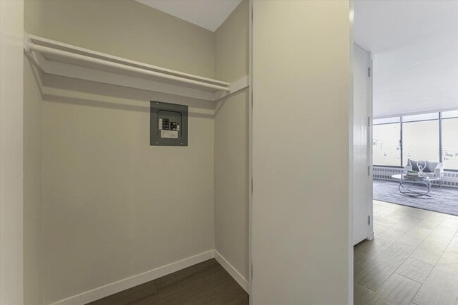 Building Photo - 565 Bellevue Ave