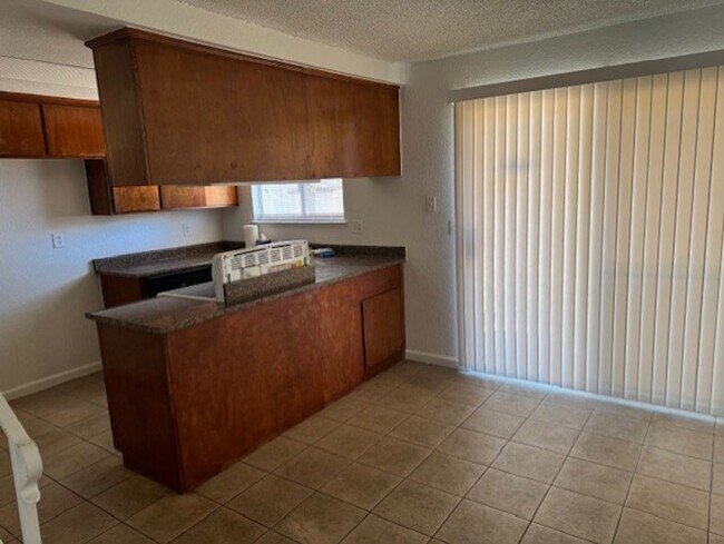 Building Photo - Duplex for Rent in S. Sacramento