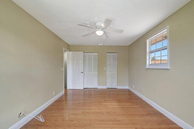 Building Photo - 4610 Pine Tree Dr