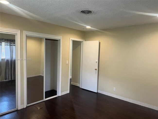 Building Photo - 4120 Woodside Dr