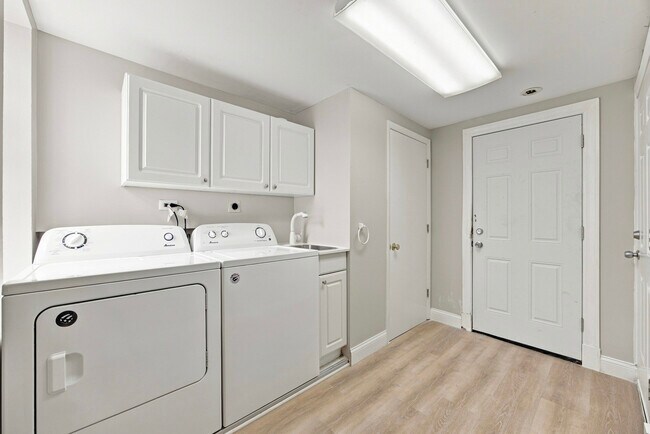 Building Photo - 4904 W Gunnison St