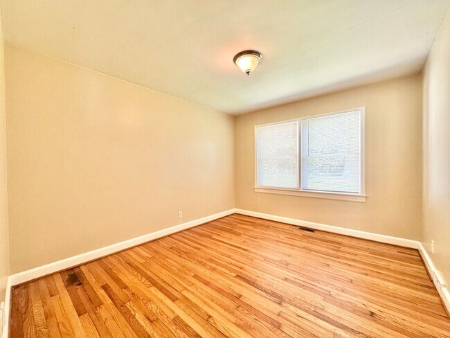 Building Photo - 3808 Parkwood Dr