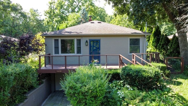Building Photo - Charming 2-bed/1-bath Steps From Lake Monona
