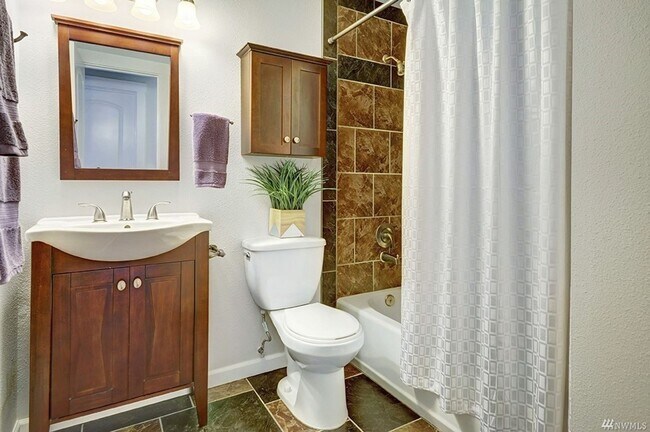 Building Photo - Stunning 2 bed, 2 bath condo near Bellevue College