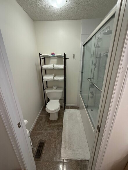 Building Photo - 452 W 84th St