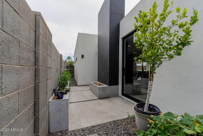 Building Photo - 2220 E Weldon Ave
