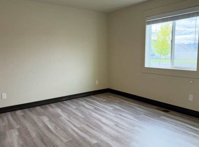 Building Photo - Modern Kalispell Home