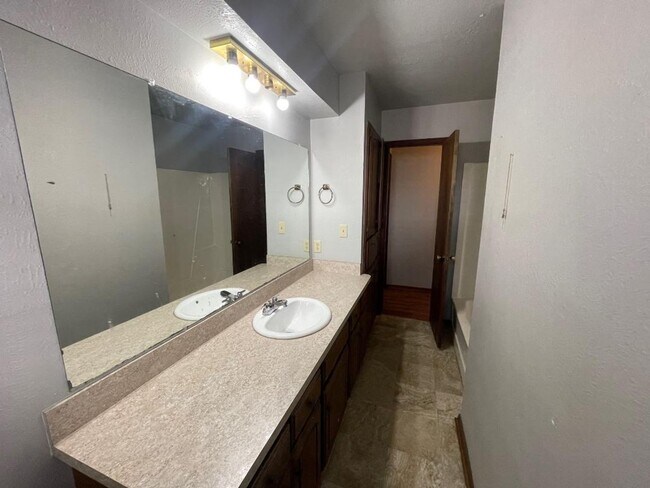 Building Photo - 221 Skylark Ct