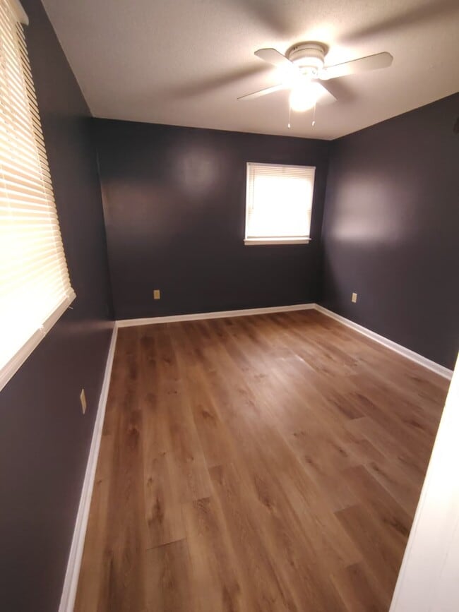 Building Photo - 587 Hillbrook Dr