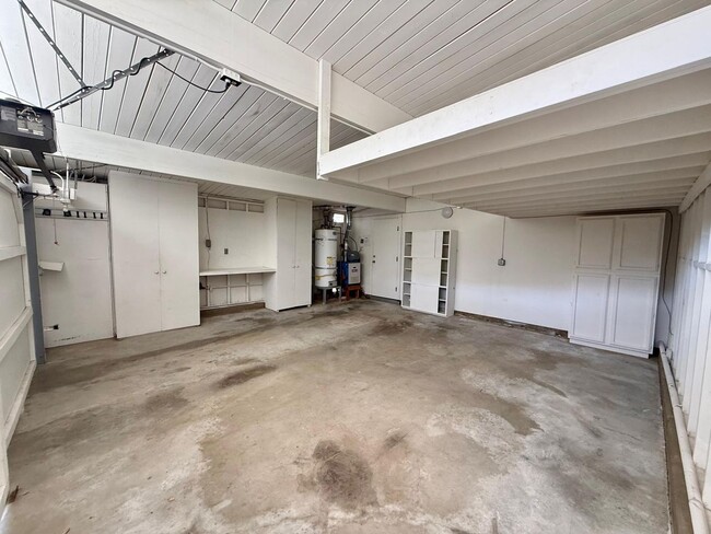 Building Photo - BEAUTIFULLY MAINTAINED EICHLER-STYLE HOME IN DESIRABLE LUCAS VALLEY WITH HOA POOL AND TENNIS COURTS