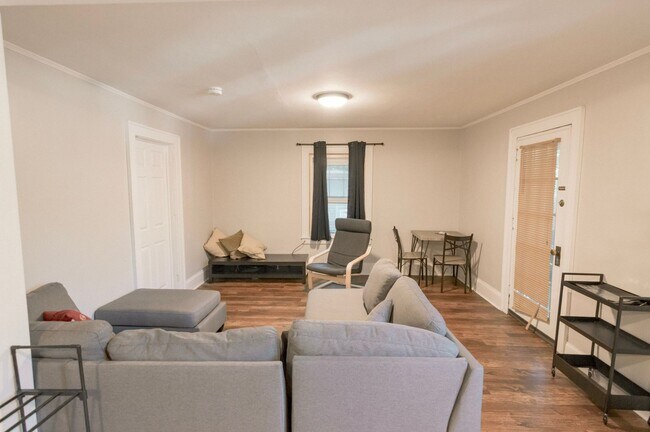 Building Photo - Two Bedroom Two Bath 112 Quarry