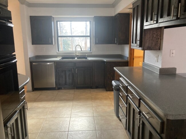 Building Photo - 405 Fir Dr