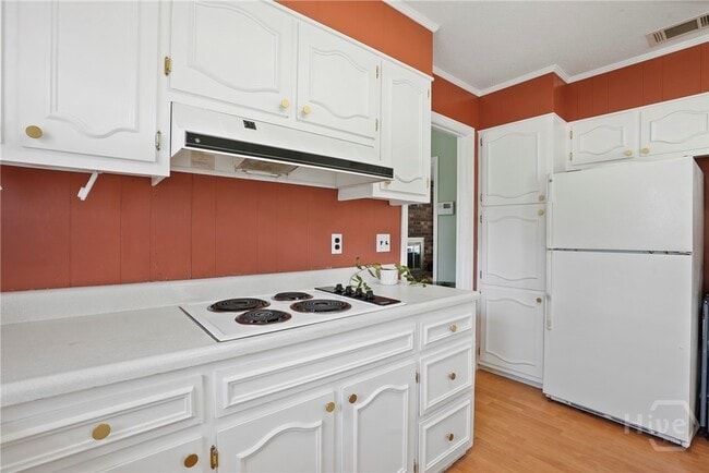 Building Photo - 204 Pine Grove Dr
