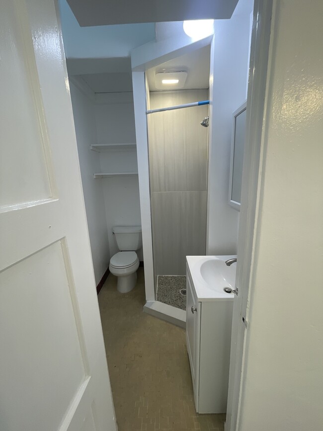 Building Photo - 732 Ventura Place, Unit 7