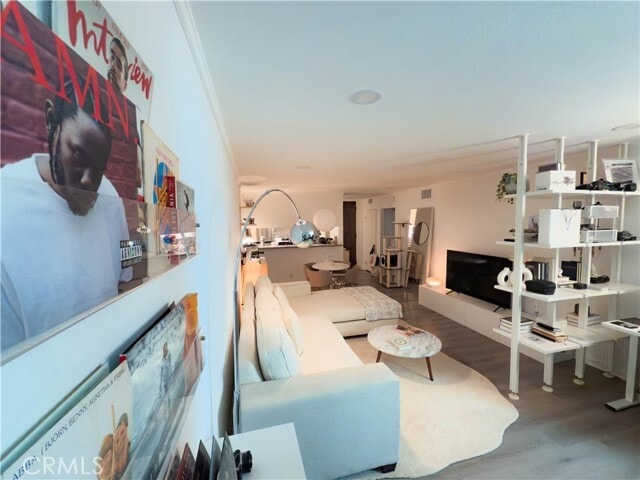 Building Photo - 532 N Rossmore Ave