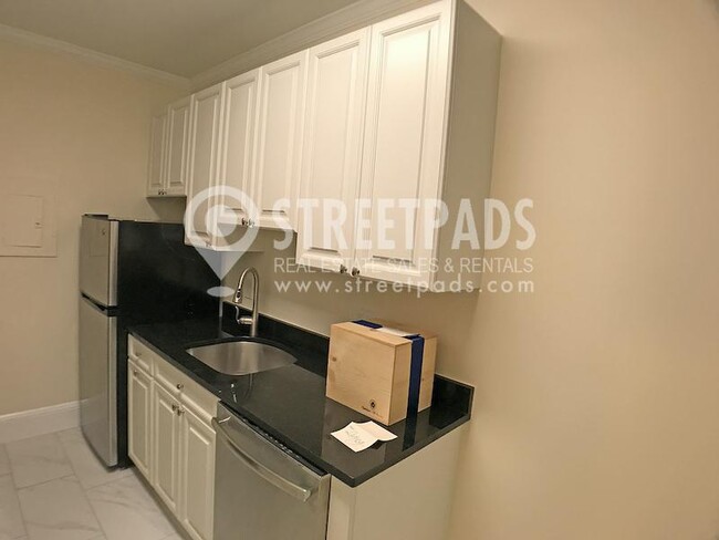Building Photo - bedroom in Cambridge MA 02387