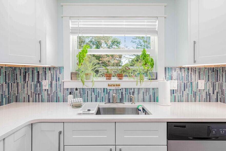 Building Photo - 22 Waynel Cir SE