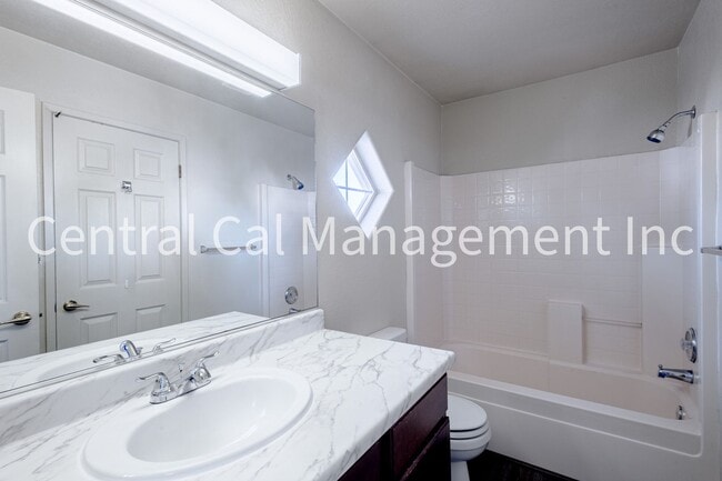 Building Photo - 4 Bedroom/3 Bath Home in the Southwest - $2495 per Month!