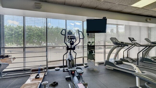 Building Photo - 2555 Collins Ave