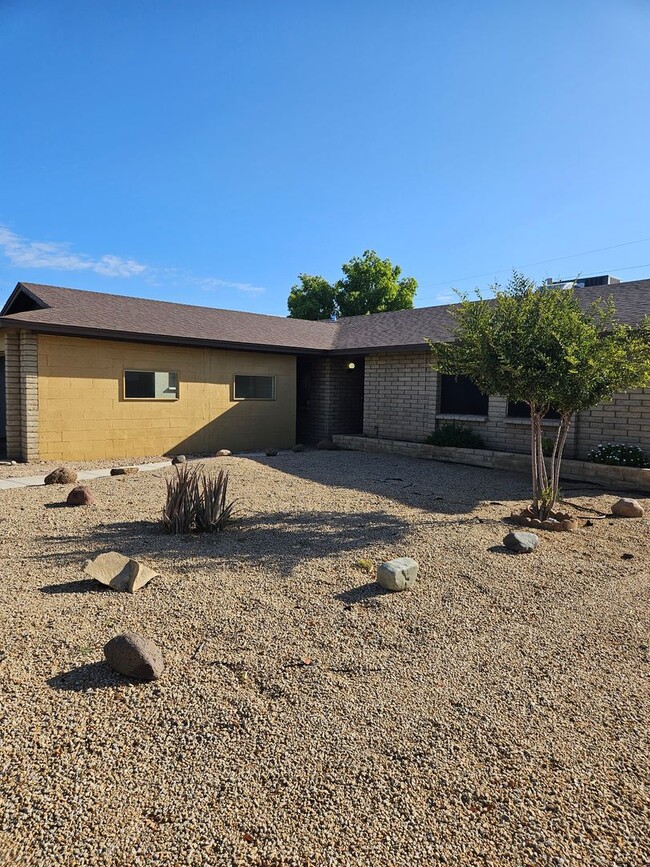 Building Photo - Adorable and spacious North Valley home