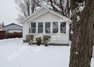 Building Photo - Charming 2-Bedroom Home with Fenced Yard