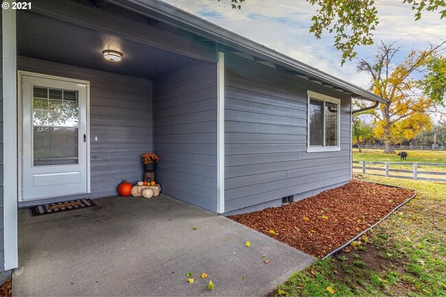 Building Photo - Beautiful Hermiston Home offers a perfect ...