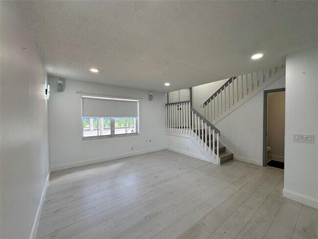 Building Photo - 7481 Santa Monica Dr