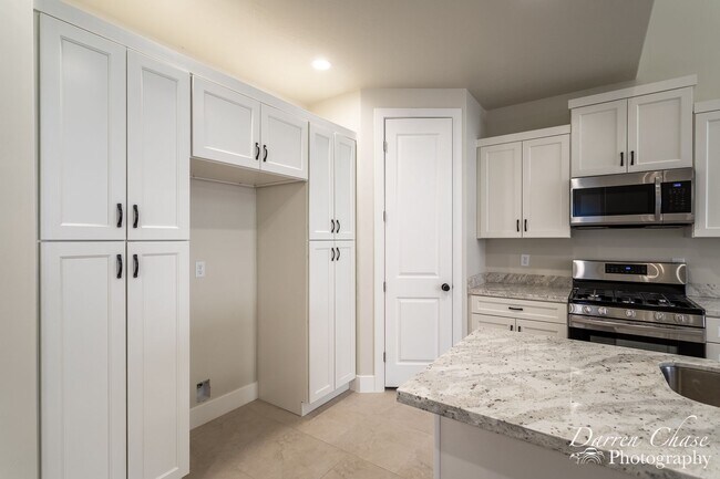 Building Photo - 4 bedroom, 2.5 bathroom townhome in Hurricane!