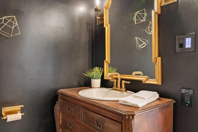 Building Photo - 2008 Matthews Ln