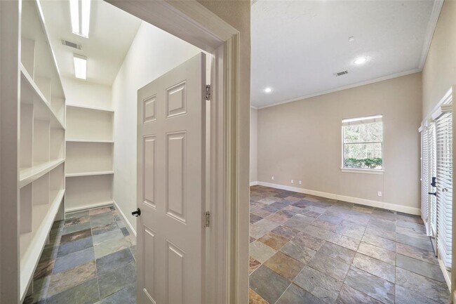 Building Photo - 30 N Palmiera Cir