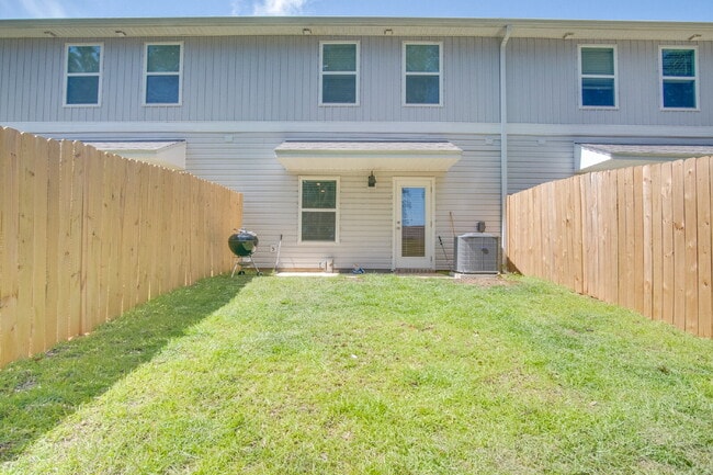 Building Photo - 3 Bed, 2.5 Bath Townhome – Prime Central L...