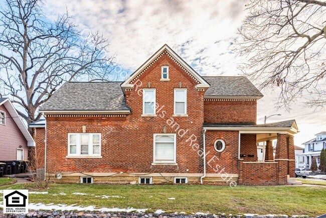 Building Photo - 928 Putnam St