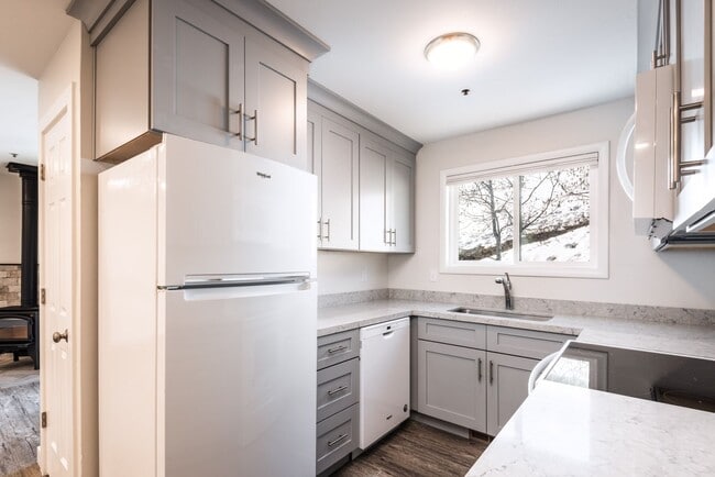 Building Photo - Bright and light Prospector Condo