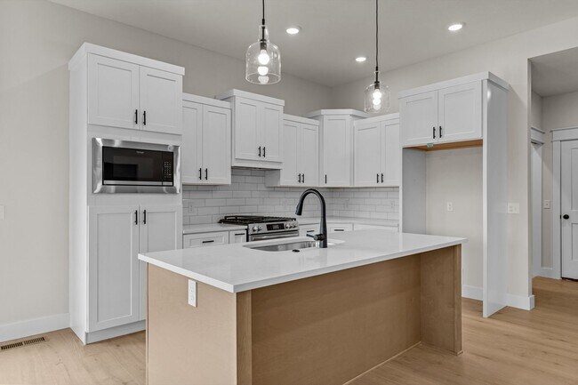 Building Photo - 702 S Thornridge Dr