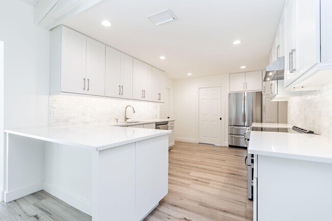 Building Photo - 120 Miramar Way
