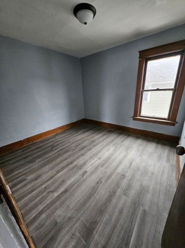 Building Photo - Upper 3 bedroom unit