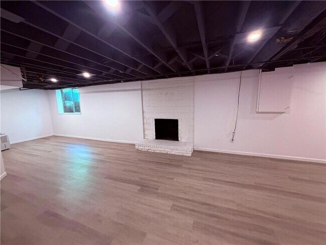 Building Photo - 6651 Castleton Dr NW