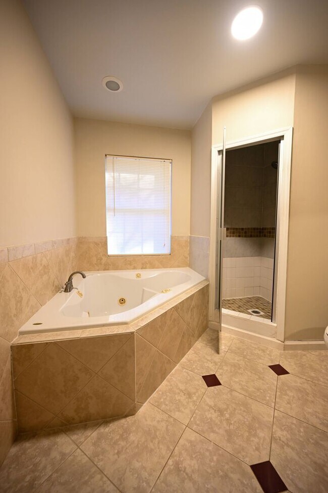 Building Photo - Stunning 3BR / 3BA Home on 2.48 Acres – Hillsborough, NC