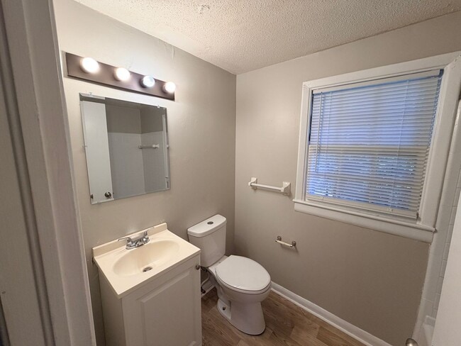 Building Photo - 2 Bedroom 1 Bath Home