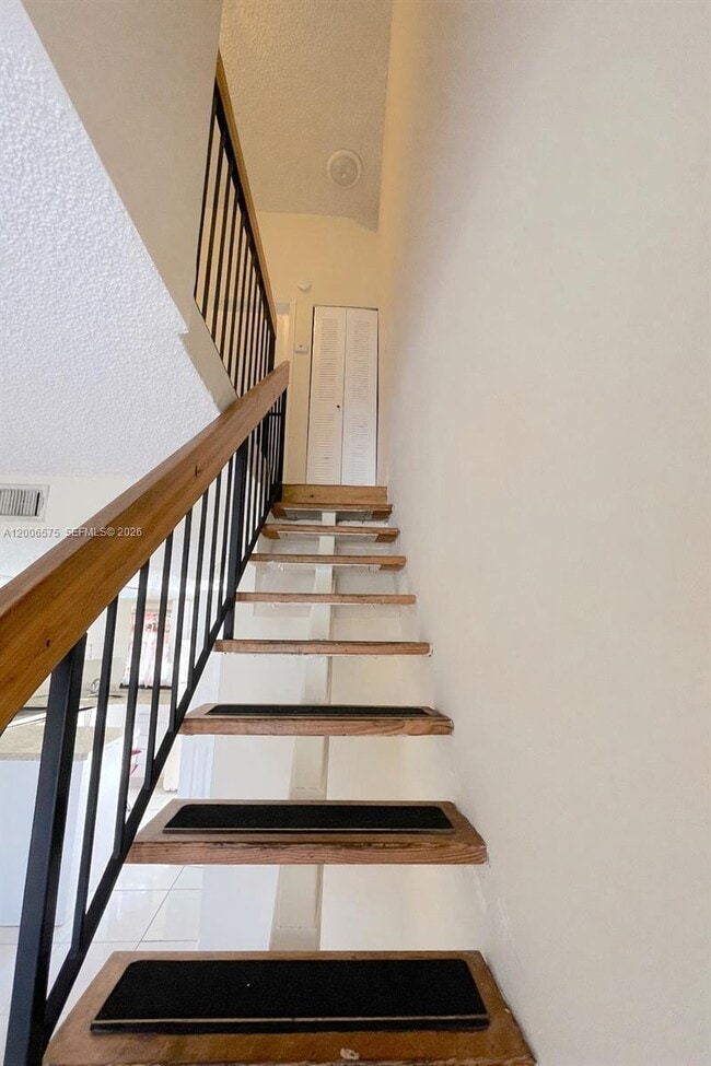 Building Photo - 8870 Fontainebleau Blvd