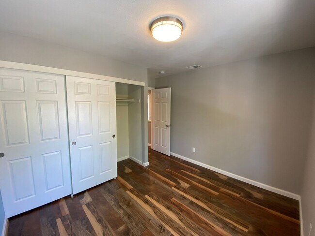 Building Photo - ALMADEN LAKE - Updated townhome with centr...